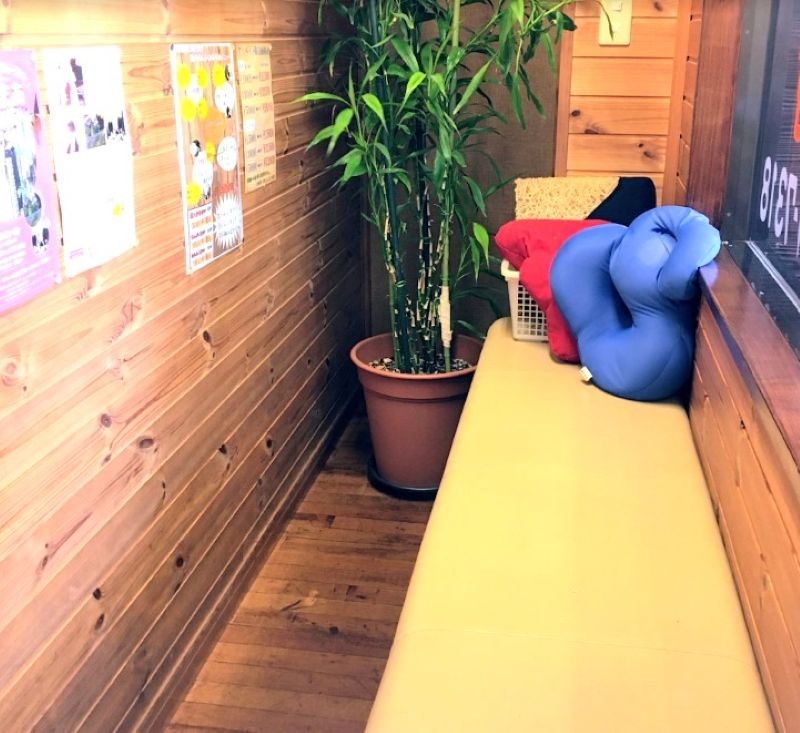 まんぷく整⾻院鍼灸院 待合スペース